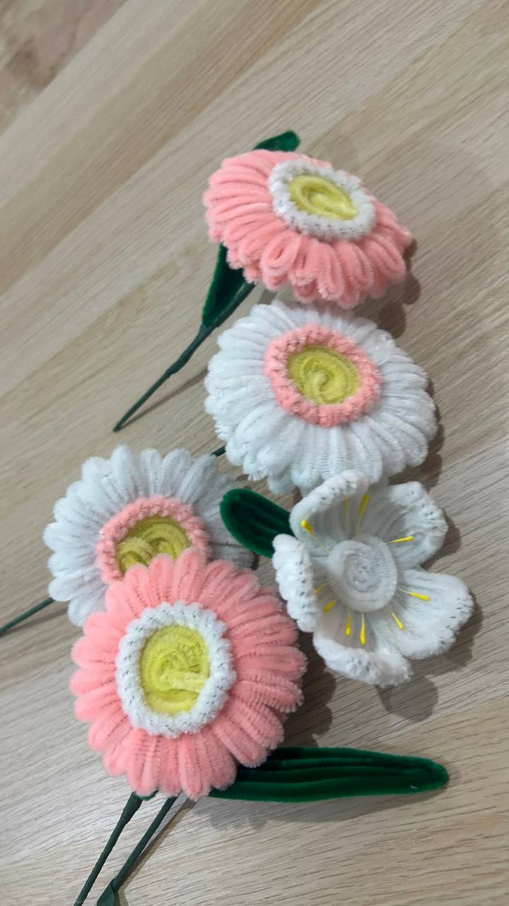 Bouquet de marguerites roses et blanches faites main