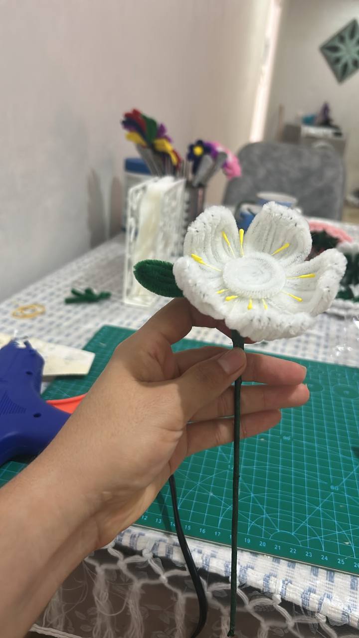 Fleur blanche en cours d'assemblage à l'atelier