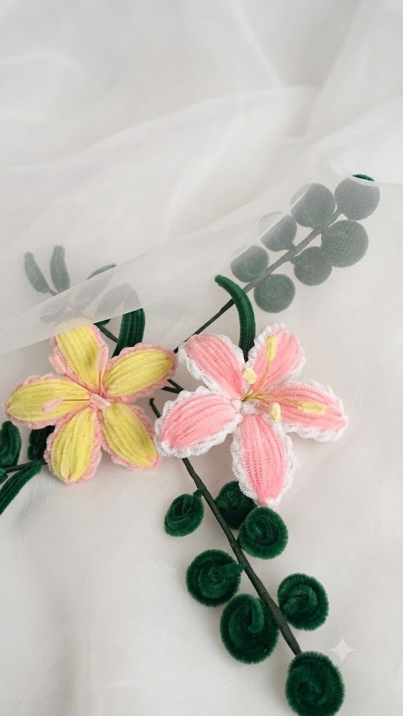 Bouquet Cattleya Noor, lys jaune et rose sur tulle